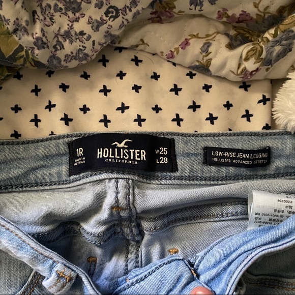 Hollister Skinny Lowrise Jeans - Picture 2 of 3